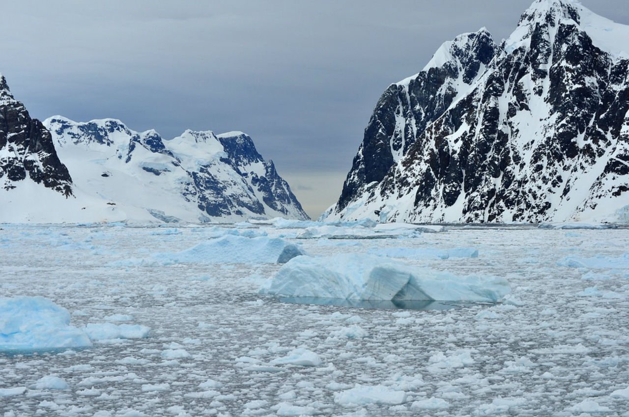 Icebergs and mountains in Antarcatica, where the Antarctica languages are spoken.