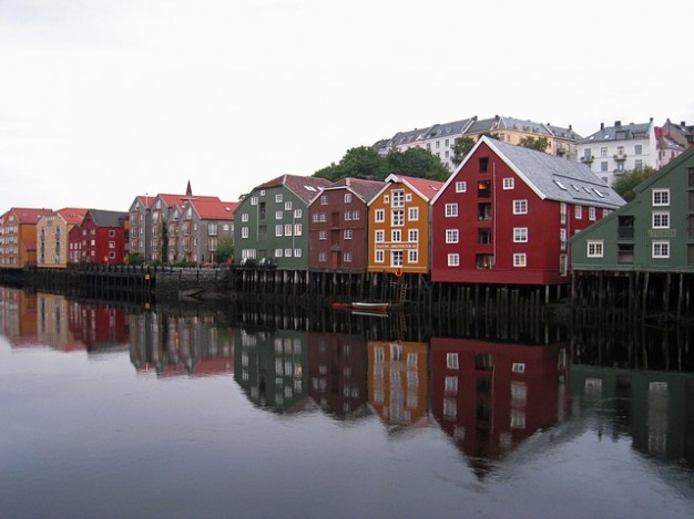 edificios-de-los-canales-de-navegacion-noruega-del-canal-canales_121-69353