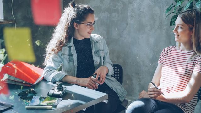 Two women practising conversational Spanish and listening to how words change in connected speech.