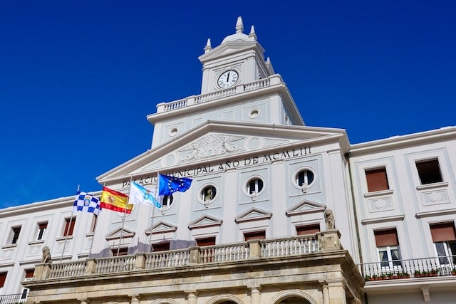 A picture of a government building in Galicia