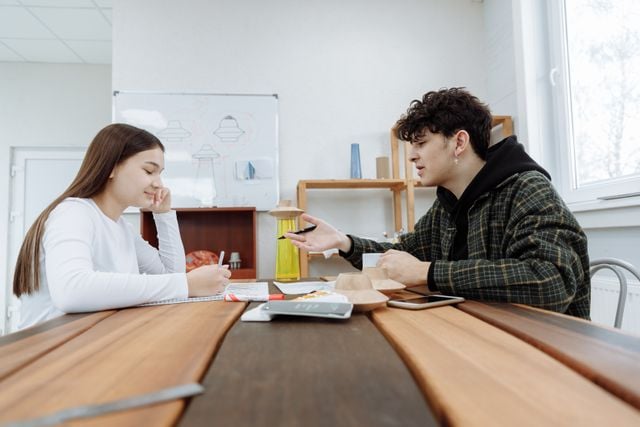 Spanish learners having a natural conversation to practise fast pronunciation, assimilation, and connected speech.