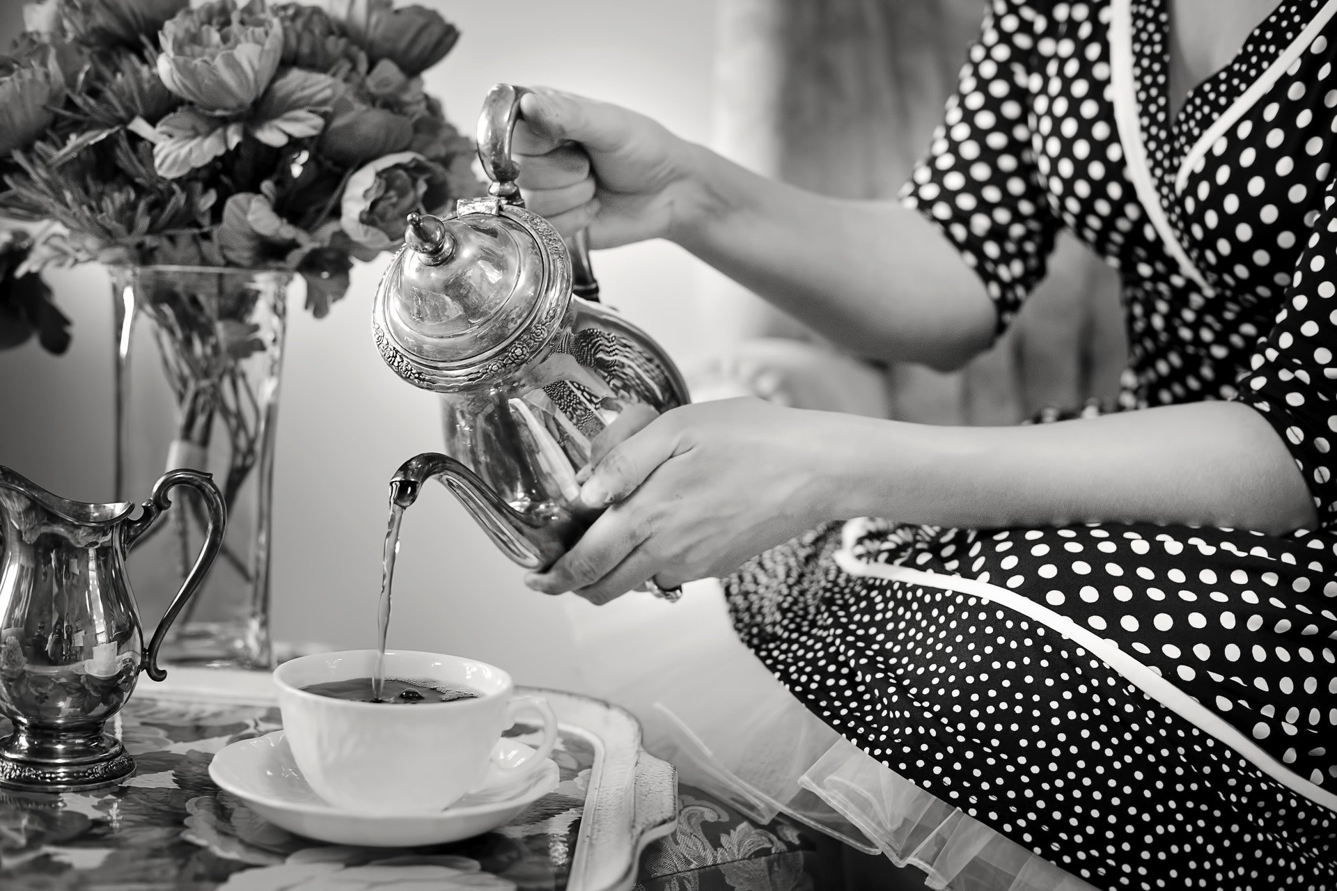 Woman pouring the English afternoon tea, a proof of the relationship between culture and language